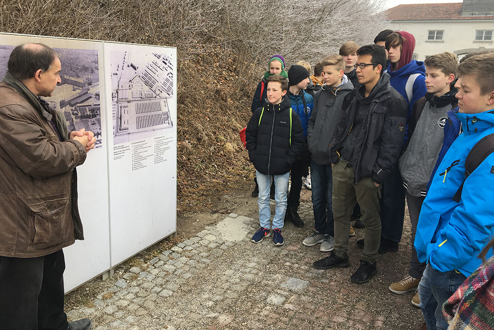 Auf dem Gelaende des ehemaligen Konzentrationslagers Dachau